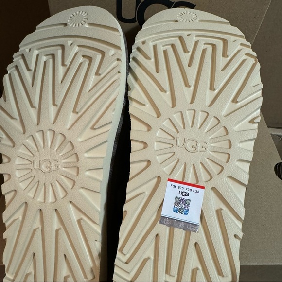 UGG Goldenstar clogs in hickory nwt - Picture 6 of 10